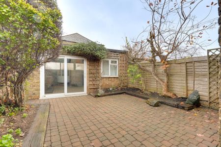 3 bedroom end of terrace house to rent - Photo 2