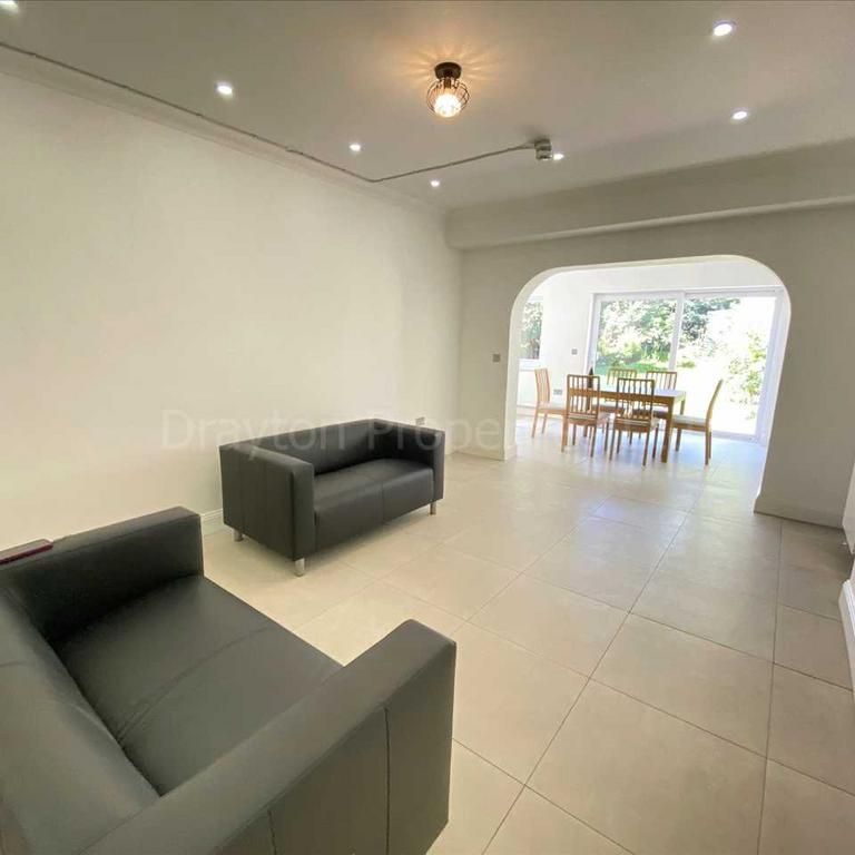 1 bedroom in a house share to rent - Photo 1