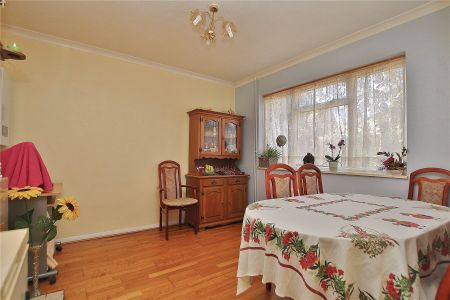 Nursery Road, Woking - 4 bedrooms Property for lettings - Seymours - Photo 2