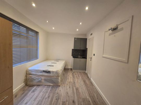 Humes Avenue, London W7 - Photo 1