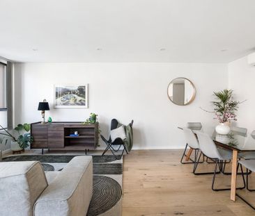 Stylish Furnished Apartment in a Prime, Convenient Location - Photo 5