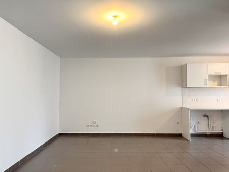 Location Appartement 4 pièces 80m² MARSEILLE 2ème - Photo 4