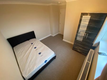 Room in a Shared House, Downs Road, LU1 - Photo 4
