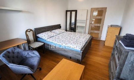 Prenájom priestrannej garzonky 29 m2 s priestrannou loggiou vo vyhľadávanej lokalite širšieho centa Bratislava – Nivy. - Photo 2