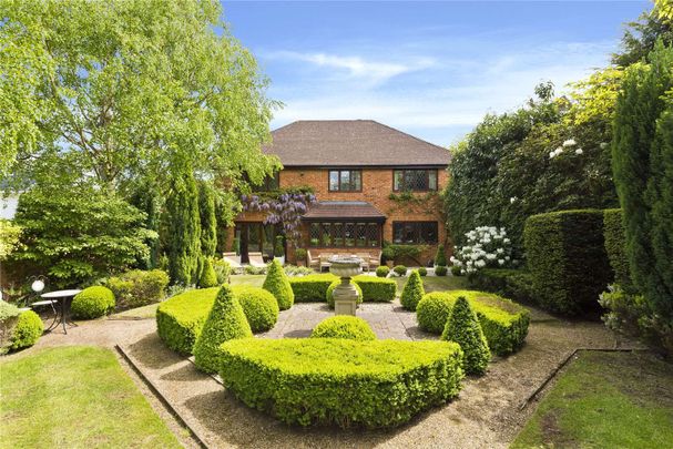 Well presented five bedroom detached family home located on the foothills of St Georges Hill. - Photo 1