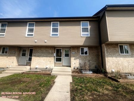 GREAT 3 BED, 1.5 BATH TOWNHOUSE IN NORTHEAST EDMONTON, RUNDLE HEIGHTS COMMUNITY - Photo 3