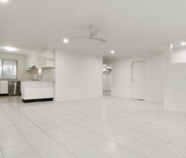 4 BEDROOM FAMILY HOME IN EIMEO - Photo 1