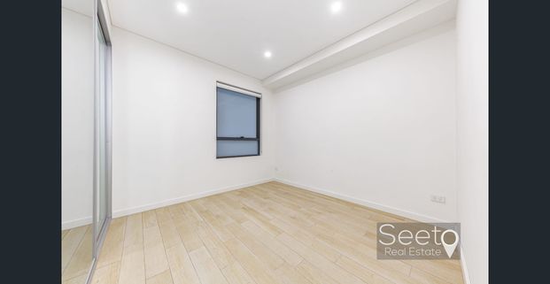 A Private Ground-Floor Retreat with Oversized Courtyard Living, Perfectly Positioned for Convenience - Photo 1