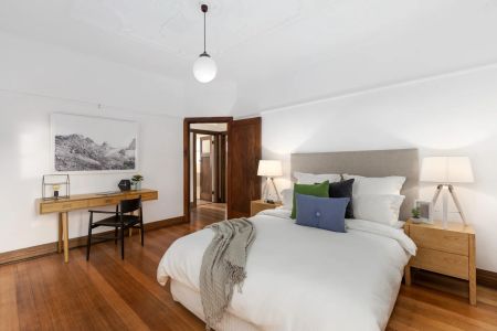 RENOVATED ART DECO APARTMENT - Photo 4