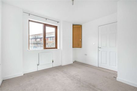 Freshly decorated two bedroom, two bathroom property on the ground floor of a popular development. - Photo 5