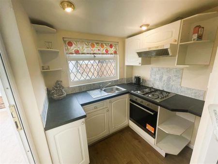 3 bedroom semi-detached house to rent - Photo 4