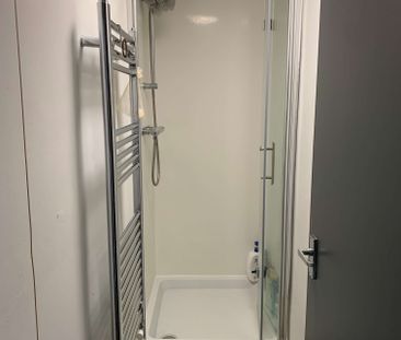 Professional House Share in Brighton Room 3 - Photo 4