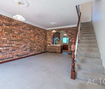 TWO BEDROOM TOWNHOUSE IN FANTASTIC LOCATION! - Photo 2