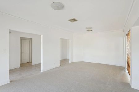 Stunning 4 Bedroom 2 Bathroom Family Home - Photo 2