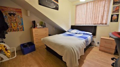 4 bedroom House in Hyde Park, Leeds - Photo 5