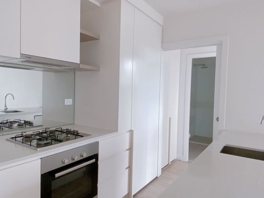 2 beds 1 bath apartment with 1 standard car space for rent - cozy spacious home - Photo 1