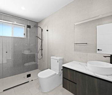 Spacious 5-Bedroom Family Home with Modern Comforts - Photo 5
