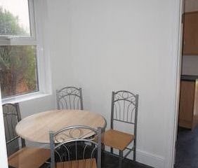 4 Bed Semi-Detached House, Newcombe Road, SO15 - Photo 1