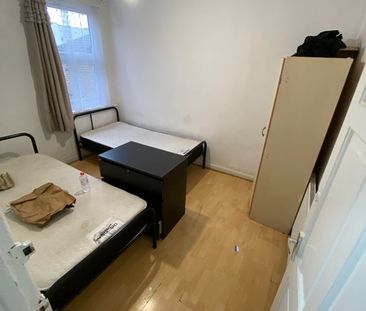 4 Bed Detached House, Katherine Road, E6 - Photo 2