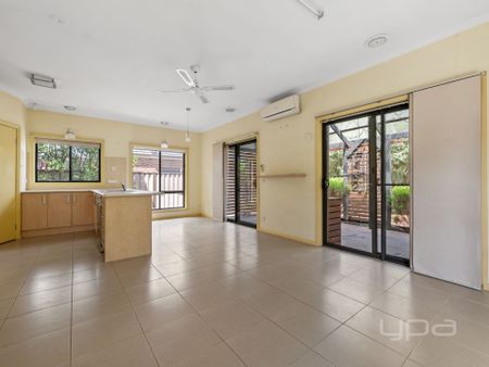 Spectacular Brookfield Family Home with Side Access to park your Caravan or Boat - Photo 2