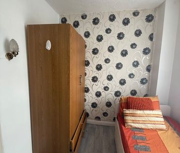 3 Bed Terraced House, London, E14 - Photo 1