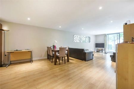 2 bedroom flat in 5 Crews Street - Photo 3