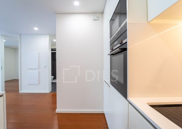 Apartamento T1 com varanda - Novo - Casa da Musica - Rotunda Boavista