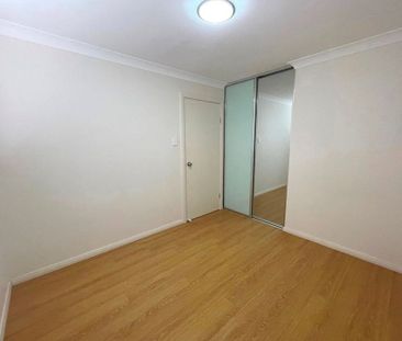 Modern 3 Bed Flat with Ensuite&excl; - Photo 3