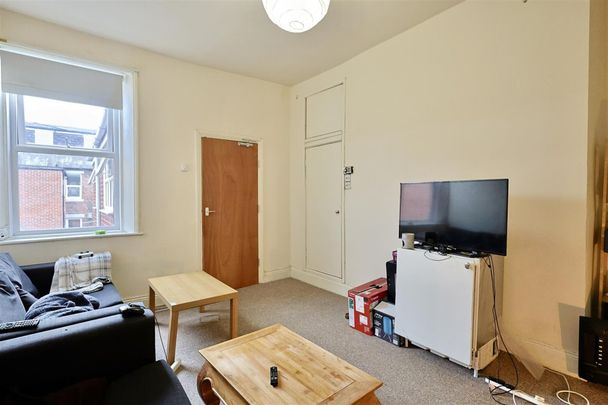 3 bedroom Student Flat to rent in Warwick Street, Heaton, Newcastle Upon Tyne, Ne6 - Photo 1