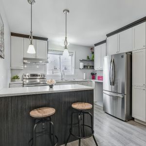 Grand condo 5 ½ à Chambly, entièrement rénové, 2 stationnements - Photo 2