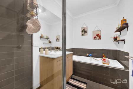 Stylish Family Living in Waterhaven Estate !! - Photo 5