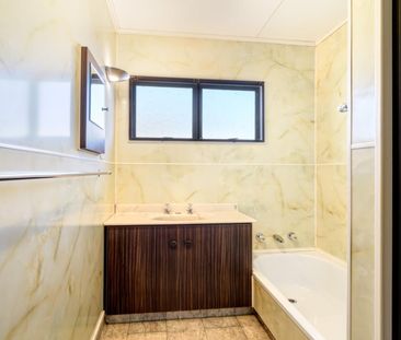 Home close to town - Photo 4