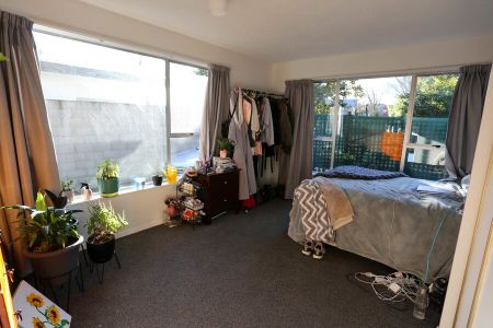 FOUR BEDROOM STUDENT ACCOMMODATION! - Photo 3