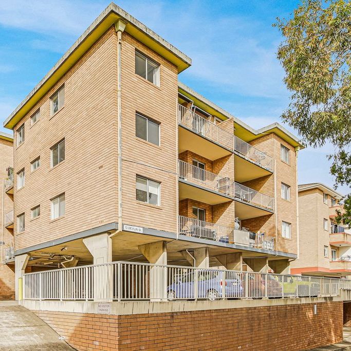 Devlin Delight This bright and sunny top floor two bedroom unit is conveniently located in the heart of Ryde. - Photo 1