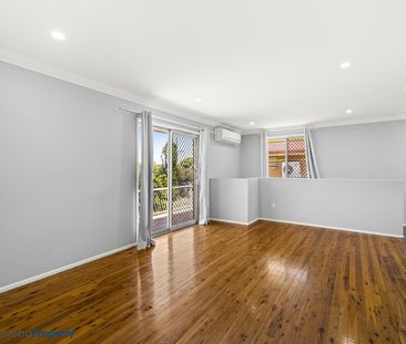 A beautifully renovated and generously sized 3-bedroom family home,... - Photo 1