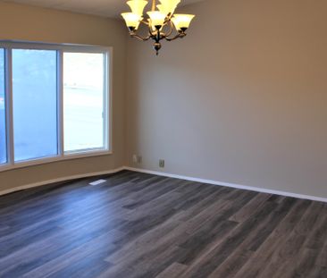 Spacious 3 Bedroom Main Floor Bungalow In Edgemont. - Photo 1