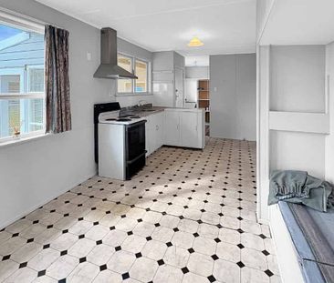 CARTERTON - 4 BEDROOMS - Photo 2