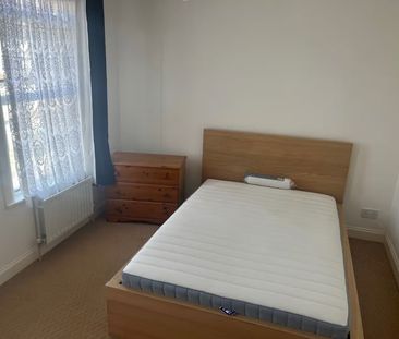 Room in a Shared House, Priory Road, CR0 - Photo 4