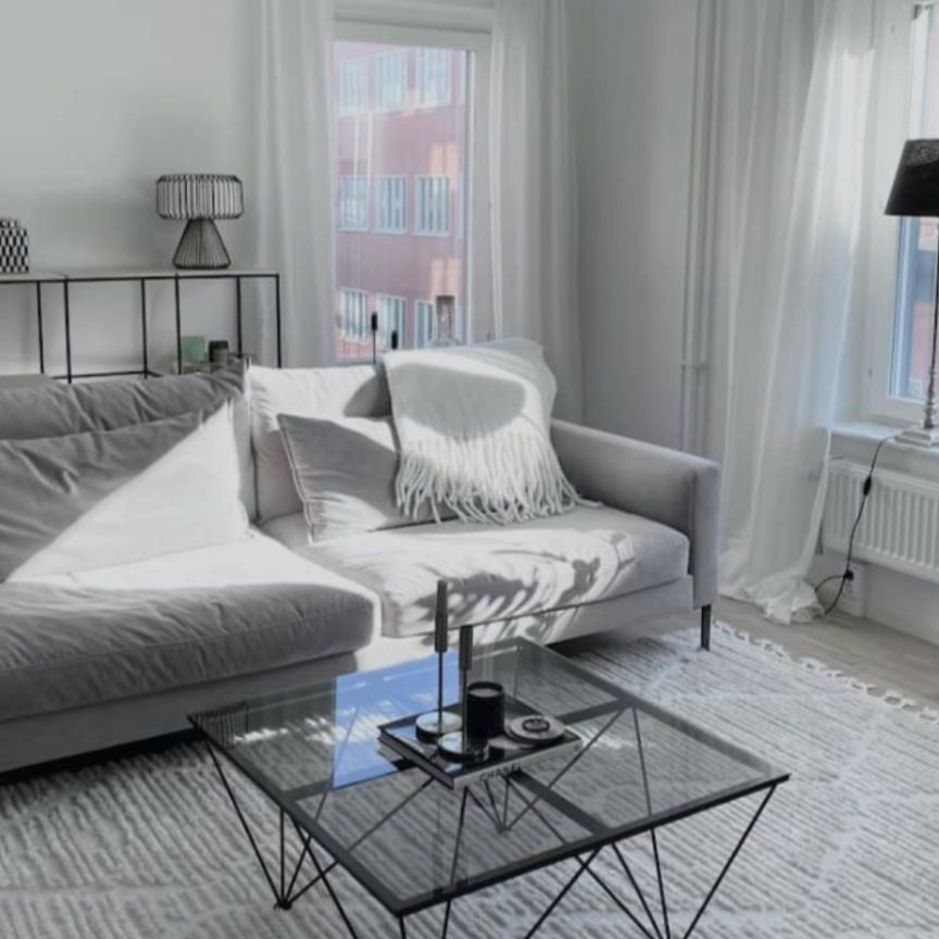 Välkommen till vår charmiga och nyrenoverade lägenhet med 1 sovrum i Hammarby Sjöstad, nära grönområden och till den vackra vattnet. Denna lägenhet har en öppen planlösning. Köket och vardagsrummet är rymliga med en trevlig sittgrupp och separat matplats. - Foto 1