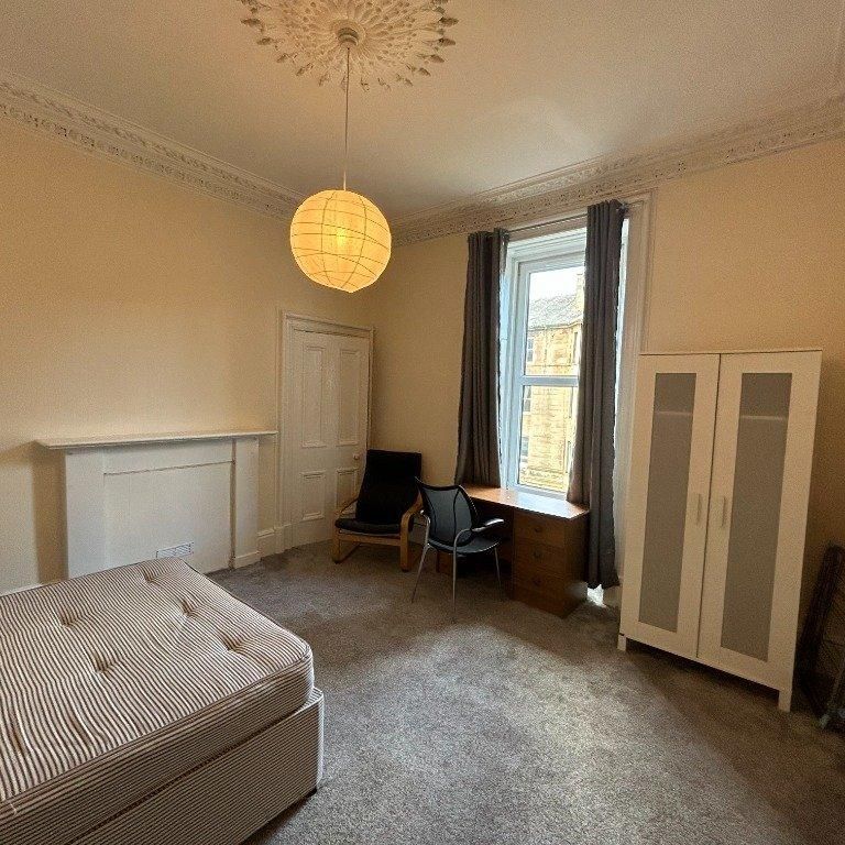 4 bedroom flat to rent - Photo 1