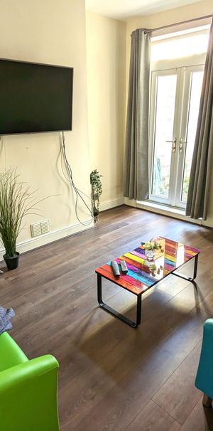 Quiet Professional Home Near Gloucester Road - Photo 1