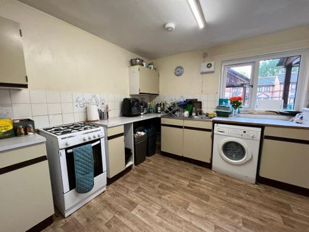4 bedroom semi-detached house to rent - Photo 2