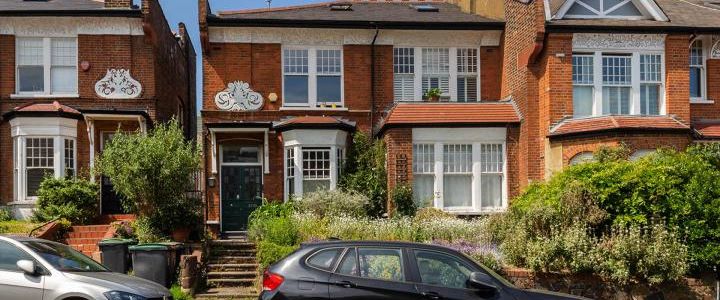 Located on the top floor of a period conversion close to Muswell broadway - Photo 1