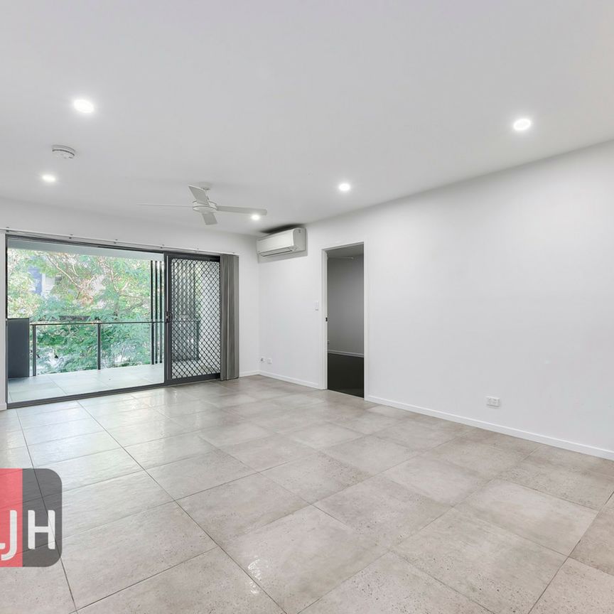 AIR CONDITIONED TWO BEDROOM UNIT WITH TWO CAR ACCOM! - Photo 1
