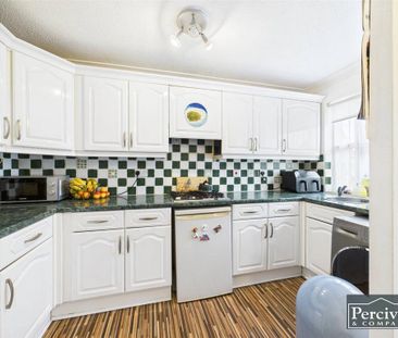 2 bedroom end of terrace house to rent - Photo 5