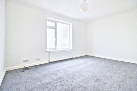 3 bedroom flat to rent - Photo 2