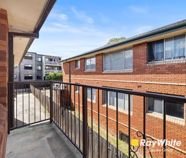 Freshly Renovated Top Floor Apartment - Stylish & Convenient Living - Photo 5