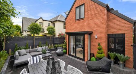 Stunning executive fully furnished standalone townhouse in prime location! - Photo 2