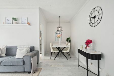 Sunny and Stylish First Floor Apartment - Photo 4