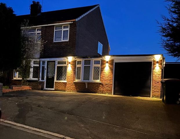 4 bedroom semi-detached house to rent - Photo 1